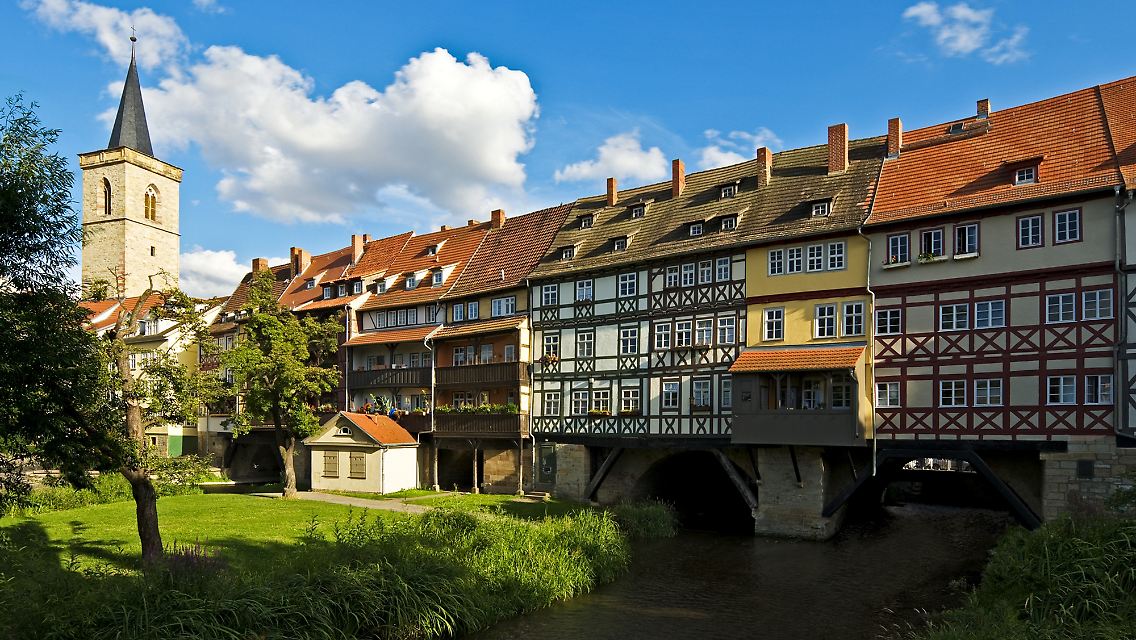 Fast wie die Ponte Vecchio in Florenz: Auf der Krämerbrücke in Erfurt stehen eine Reihe hübscher Häuschen.