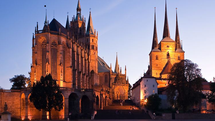 Abendlicher Blick auf Erfurts bekannteste Kirchtürme: Der Mariendom (links) überragt den Domplatz, gleich daneben steht die gotische Severikirche.