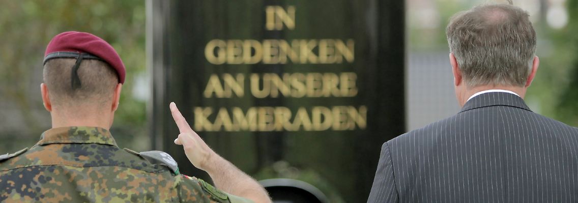 Verteidigungsminister Jung an der Gedenkstätte fü in Auslandseinsätzen getötete Soldaten in der Niederauerbach-Kaserne in Zweibrücken.