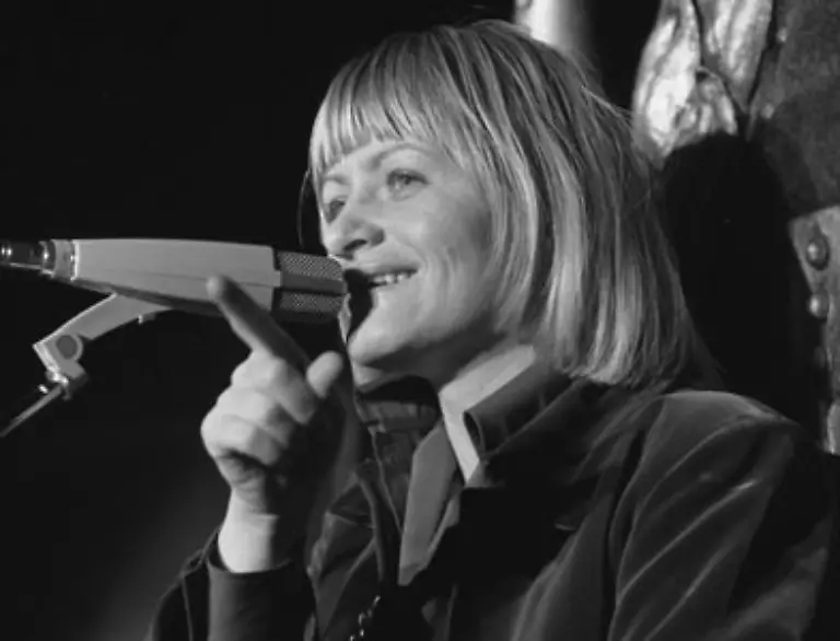 Die-deutsche-Frauenrechtlerin-Alice-Schwarzer-sieht-in-ihr-ein-Idol-noch-vor-der-Existenz-des-neuen-kollektiven-Frauenkampfes-die-Verkoerperung-unserer-Revolte-Dies-habe-nicht-nur-mit-Beauvoirs-tiefgreifenden-und-weitgehenden-theoretischen-Analyse-zu-tun