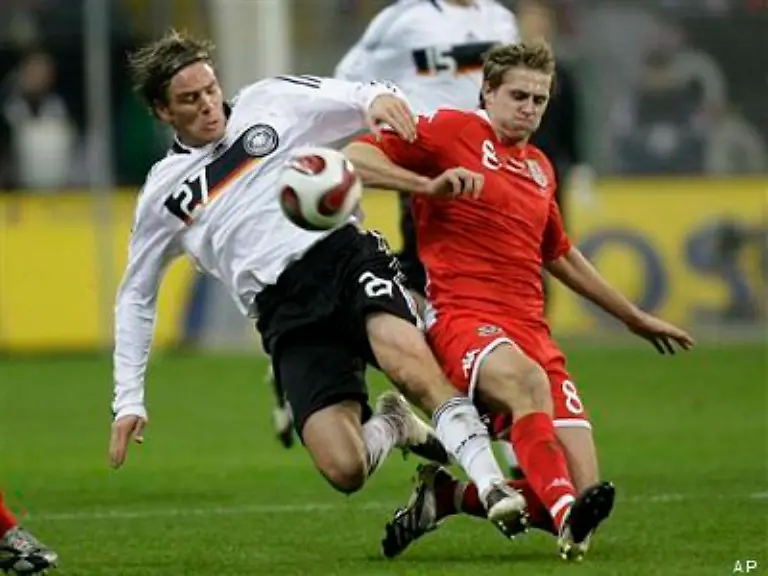Dabei-waere-das-Kind-beinahe-schon-in-den-ersten-Spielminuten-in-den-Brunnen-gefallen
