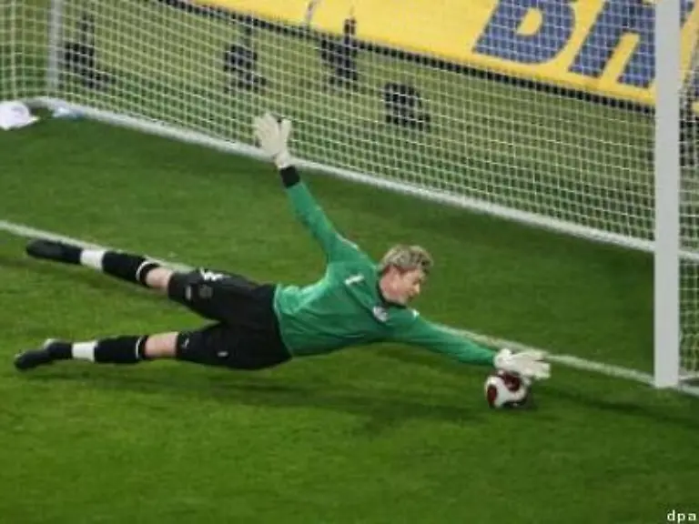 Wenn-der-Abpraller-vom-Hinterkopf-des-Torwarts-Wayne-Robert-Hennessey-den-Weg-ins-Tor-gefunden-haette