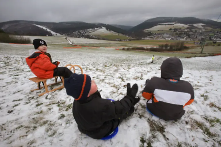 Kleine-Draufgaenger-koennen-es-nicht-erwarten-und-rodeln-noch-bevor-ausreichend-Schnee-gefallen-ist-die-Haenge-kaputt