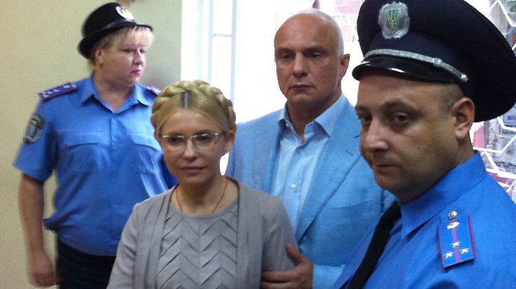 Timoschenko im Gerichtssaal in Kiew. Hinter ihr Ehemann Olexandr.