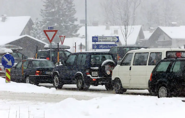 Andere-stehen-dagegen-schon-im-Stau-bevor-sie-ueberhaupt-die-Autobahn-geschweige-denn-die-Piste-erreichen