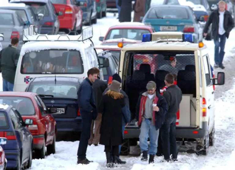 Auch-der-Rettungsdienst-verteilt-Heissgetraenke-an-all-die-Menschen-in-der-Staufalle-die-nicht-auf-die-gutgemeinten-Tipps-einschlaegiger-Reiseratgeber-hoeren-wollten-und-optimistisch-ohne-Decken-und-Thermoskannen-aufgebrochen-sind