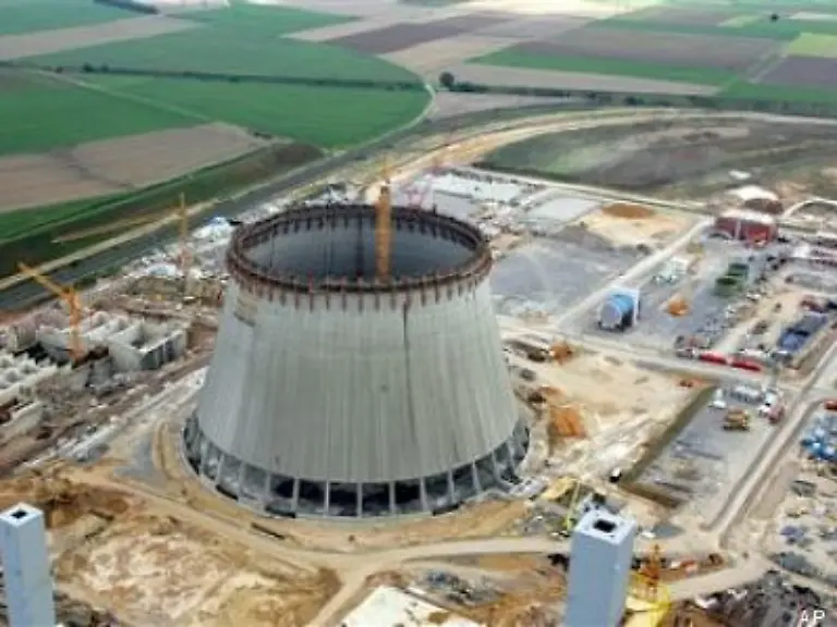 der-zweite-Kuehlturm-des-Kraftwerks-gebaut