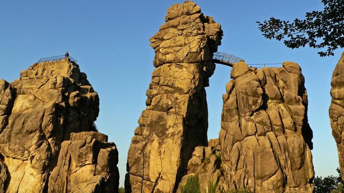 Nahe Naturwunder: Die Externsteine im Teutoburger Wald liegen an der Route des Fernwanderwegs E1.