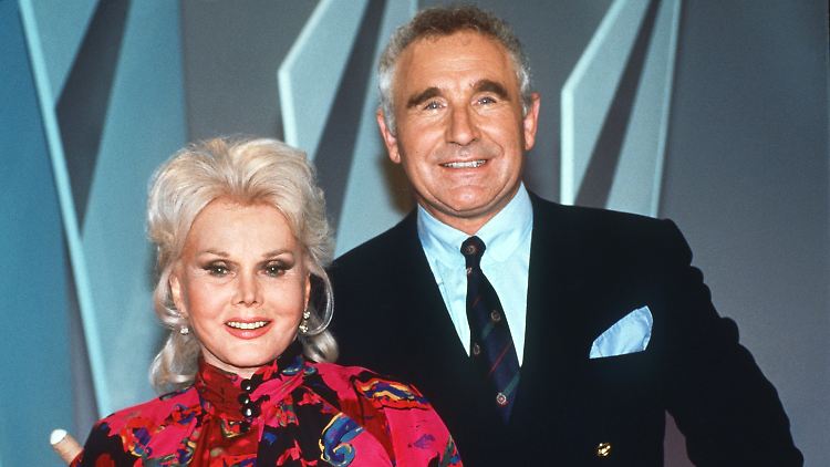 Die US-amerikanische Schauspielerin Zsa Zsa Gabor mit ihrem Mann Frederic Prinz von Anhalt im Dezember 1992 in Hamburg.