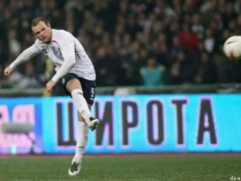 Auf-dem-Platz-begannen-aber-die-Gaeste-mit-den-Attacken-Wayne-Rooney-war-einer-der-fleissigsten-und-auffaelligsten-Spieler
