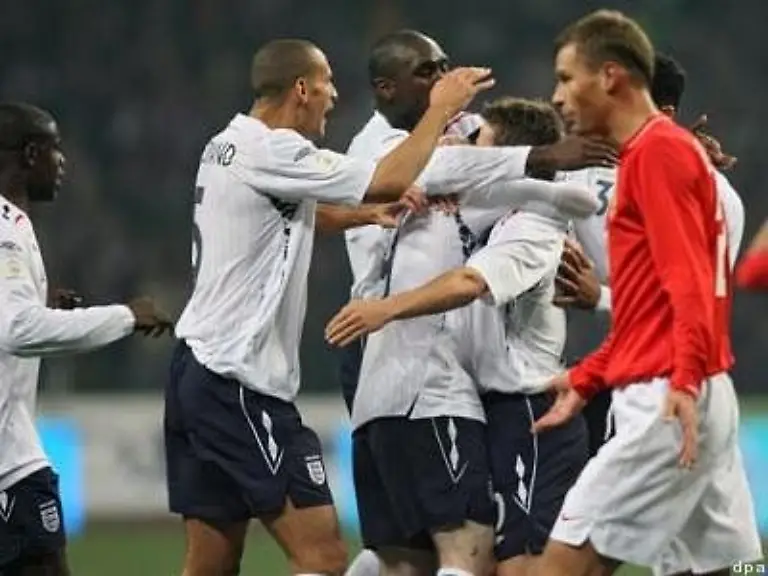 Rooneys-Mitspieler-waren-zufrieden-und-feierten-den