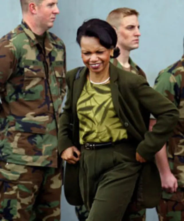 Der-Krieg-im-Irak-die-Terrorgefahr-nach-dem-11-September-und-das-Pulverfass-Naher-Osten-koennen-die-Politikerin-an-der-Seite-von-George-W-Bush-jedoch-nicht-bremsen