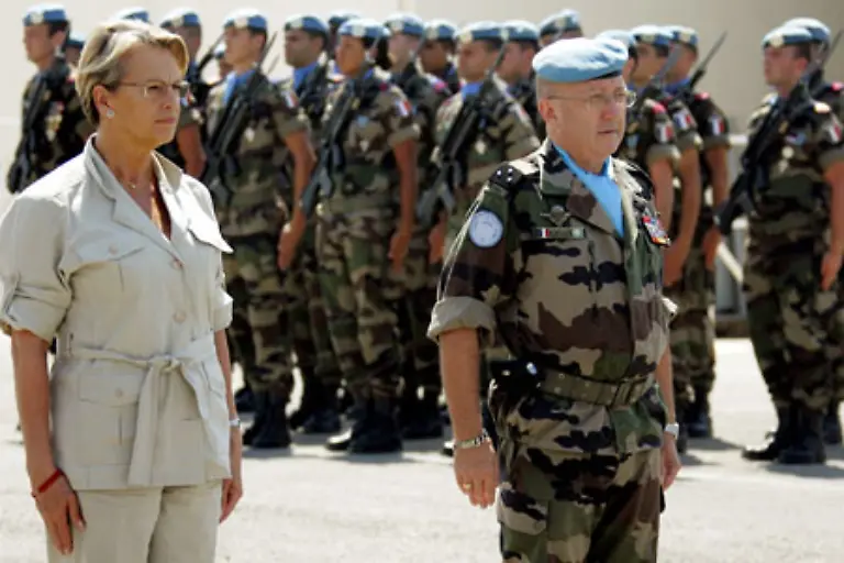 Auch-Michle-Alliot-Marie-haelt-sich-gut-unter-den-Ersten-dieser-Welt-Frankreichs-ehemalige-Verteidigungsministerin-unter-Jacques-Chirac-hat-in-der-Regierung-Sarkozys-als-erste-Frau-den-Posten-der-franzoesische-Ministerin-fuer-Inneres-und-die-Territorien-in-Uebersee