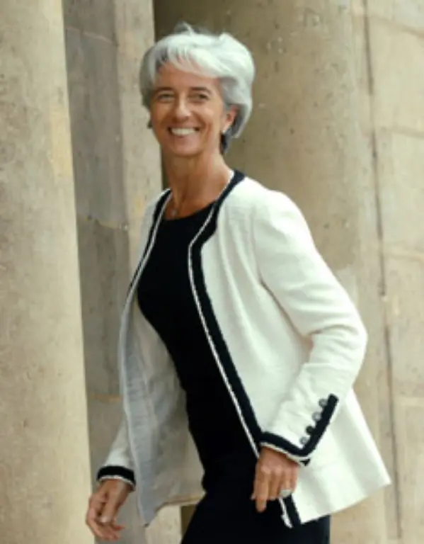 Christine-Lagarde-ist-die-franzoesische-Ministerin-fuer-Wirtschaft-Finanzen-und-Beschaeftigung-Frueher-war-sie-einmal-Synchronschwimmerin-und-Mitarbeiterin-der-internationalen-Anwaltsfirma-Baker-McKenzie