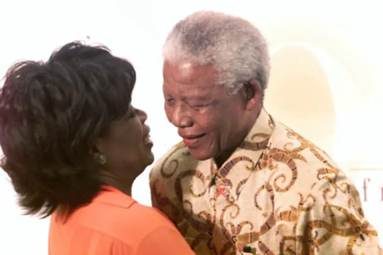 Maechtige-unter-sich-Oprah-Winfrey-die-21-Frau-auf-der-Liste-bewundert-den-Friedensnobelpreistraeger-Nelson-Mandela-sehr-fuer-sein-Engagement-in-seinem-Heimatland-Suedafrika