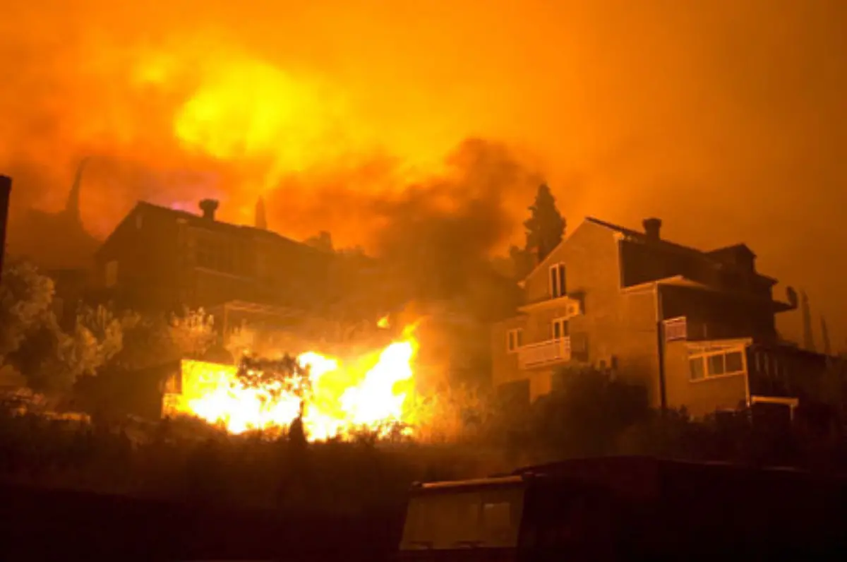 Nicht-nur-der-Wald-auch-Haeuser-brennen-Ganze-Doerfer-sind-von-den-Braenden-eingeschlossen