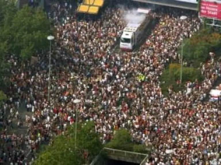 Und-deshalb-kamen-dann-auch-1-2-Millionen-Raver-nach-Essen-um-im-Pott-die-Sau-raus