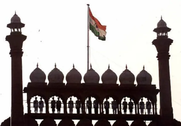 In-Neu-Delhi-wurde-Indiens-Trikolore-am-15-August-gehisst-Der-Indische-Nationalkongress-machte-die-Flagge-bereits-1921-zu-seinem-inoffiziellen-Symbol-Die-Farben-Safranrot-Weiss-und-Gruen-stehen-fuer-die-religioesen-Gruppen-in-Indien-Hindus-und-Moslems