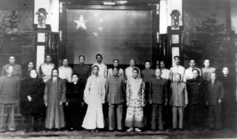 1949-1950-marschieren-chinesische-Truppen-in-Tibet-ein-1951-unterzeichnet-Tibet-gezwungenermassen-ein-Abkommen-das-ihm-autonome-Rechte-und-Religionsfreiheit-zusichert-allerdings-unter-der-Aufsicht-der-chinesischen-Militaerbehoerden