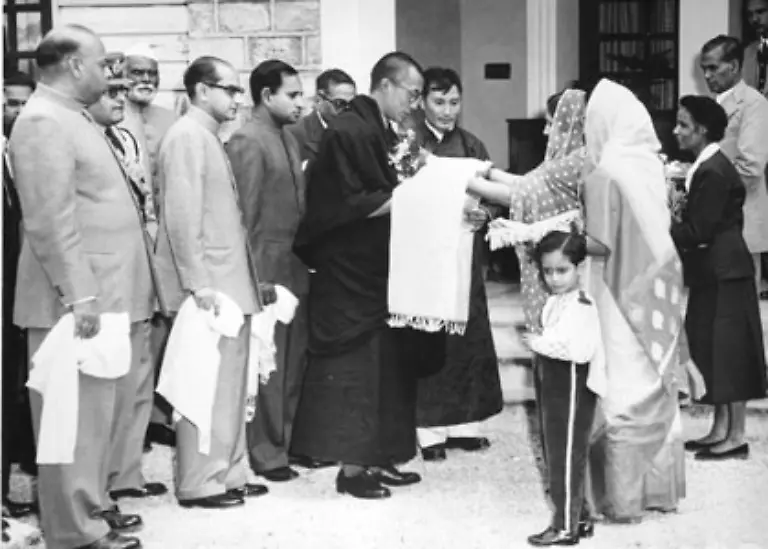 Am-10-Maerz-1959-kommt-es-zu-einem-Volksaufstand-der-Tibeter-gegen-die-Besatzer-der-am-21-Maerz-von-der-chinesischen-Armee-blutig-niedergeschlagen-wird-Zehntausende-sterben-und-fliehen-Auch-der-Dalai-Lama-fluechtet-sich-nach-Indien-wo-er-freundlich-empfangen-wird