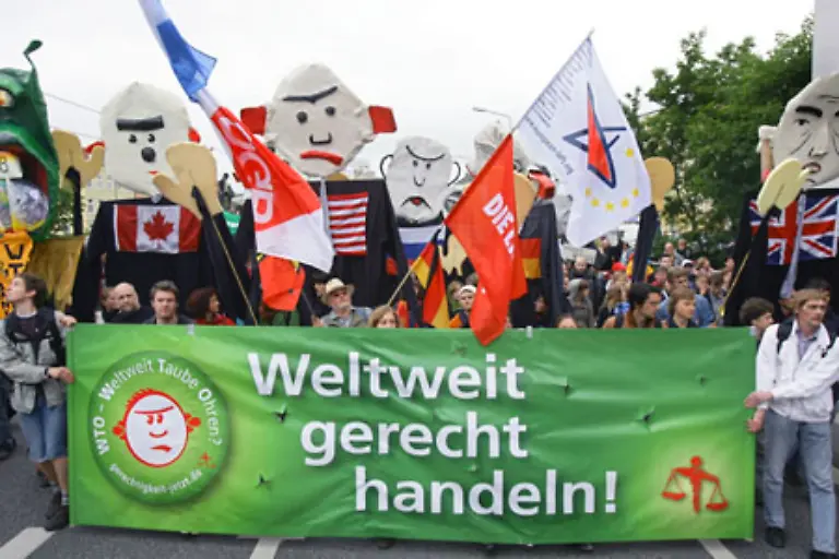 Bei-der-Grossdemonstration-gegen-den-G-8-Gipfel-ist-es-in-Rostock-133