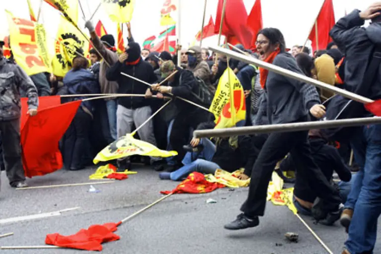 zu-massiven-Strassenschlachten-zwischen-Polizei-und-Autonomen-gekommen