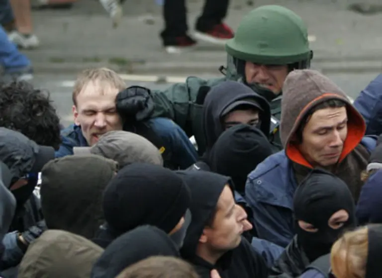 Die-militanten-G-8-Gegner-bewarfen-die-Sicherheitskraefte-133