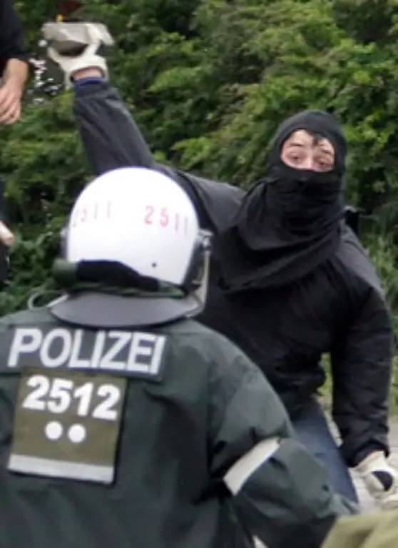 mit-Steinbrocken-Feuerwerkskoerpern-und-Flaschen