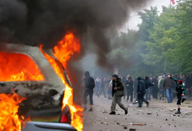 als-die-Autonomen-ein-Auto-in-Brand-setzten