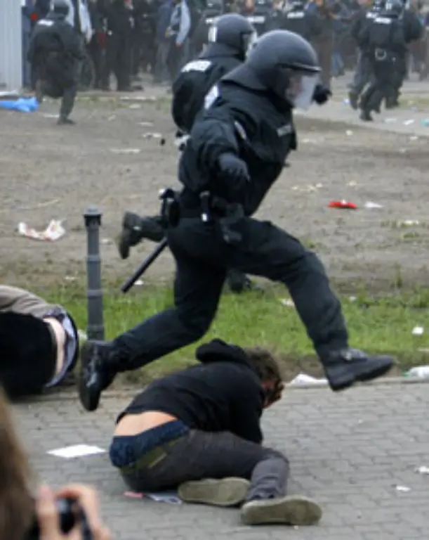 Die-Demonstrationsveranstalter-berichten-von-weit-ueber-520-Verletzten-ihrerseits