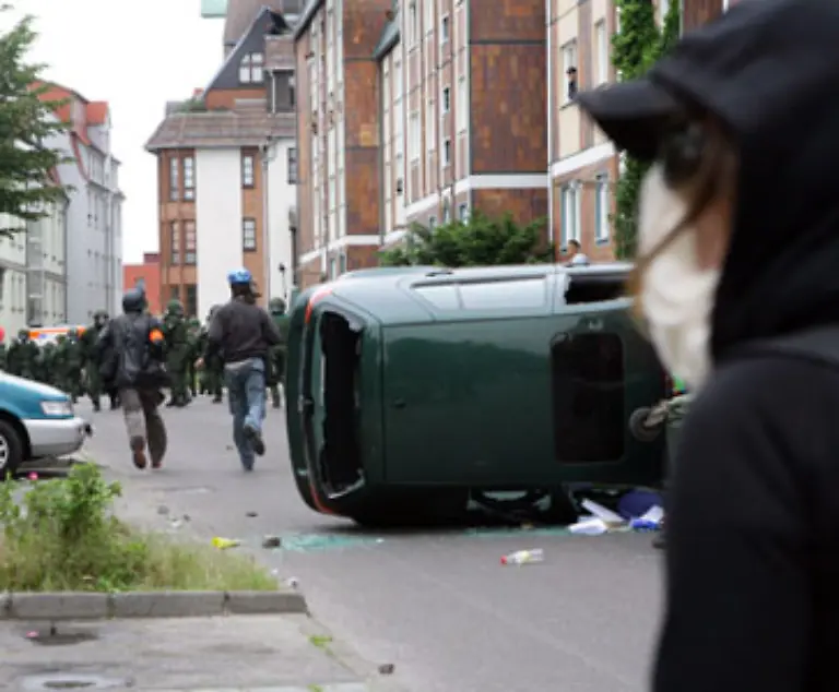 und-einen-Polizeiwagen-angegriffen-als-die-Demonstrationszuege-den-Kundgebungsplatz-am-Hafen-erreichten
