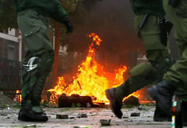 Muelltonnen-gingen-in-Flammen-auf-Autos-wurden-umgekippt