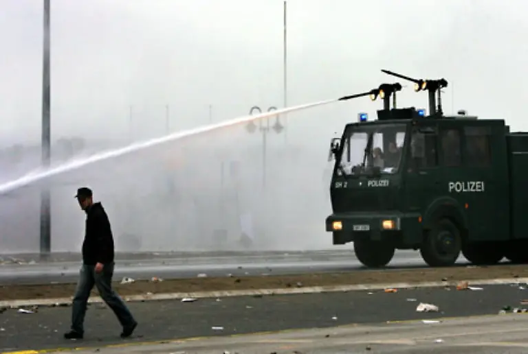 Immer-wieder-setzte-die-Polizei-Wasserwerfer