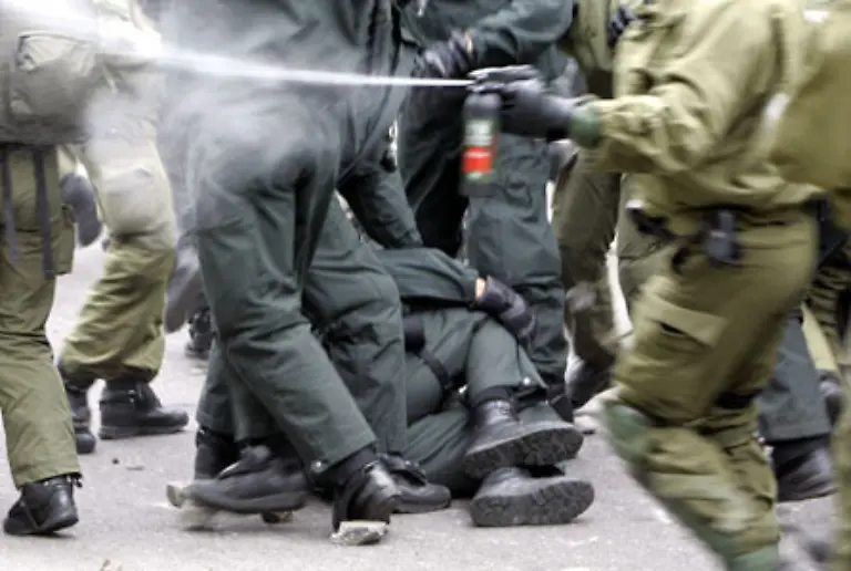 Die-Polizei-demonstrierte-mit-Wasserwerfern-Raeumpanzern-und-Mannschaftswagen-Praesenz