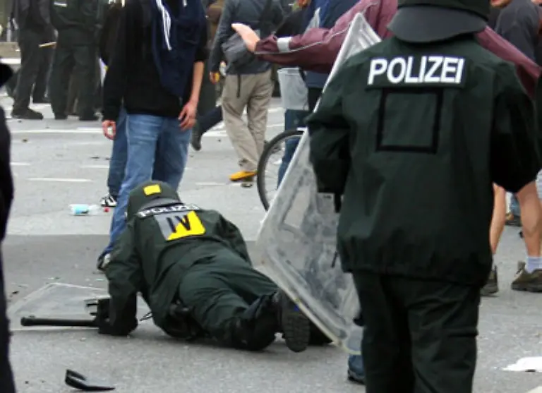 Nach-einem-halben-Kilometer-flog-die-erste-Flasche-kurz-danach-ging-ein-erster-Steinhagel-auf-die-Polizisten-nieder