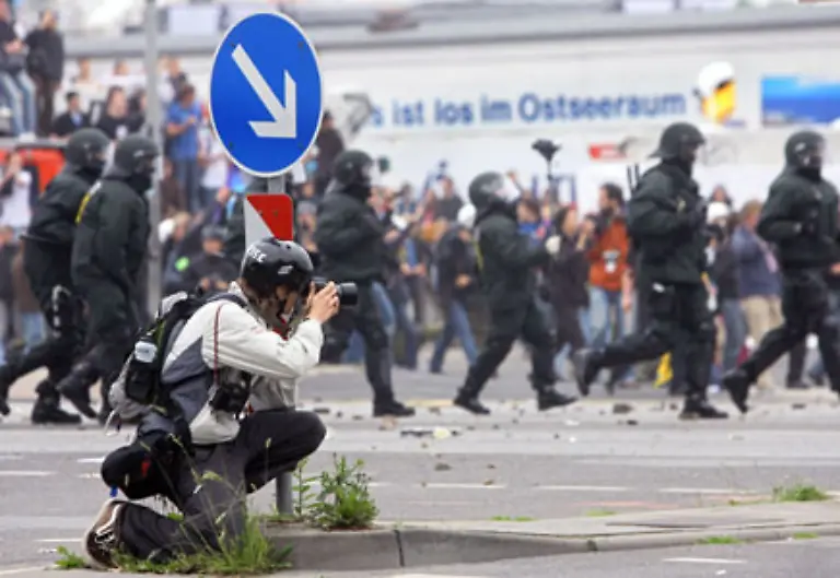 Die-Bullen-wollen-unsere-Demo-kaputt-machen-die-sollen-abhauen-schallte-es-ueber-den-Platz