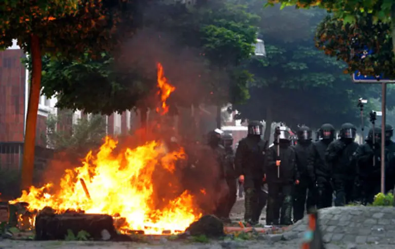 Als-Demonstranten-der-Feuerwehr-die-Zufahrt-zu-den-brennenden-Autos-verweigerten-133