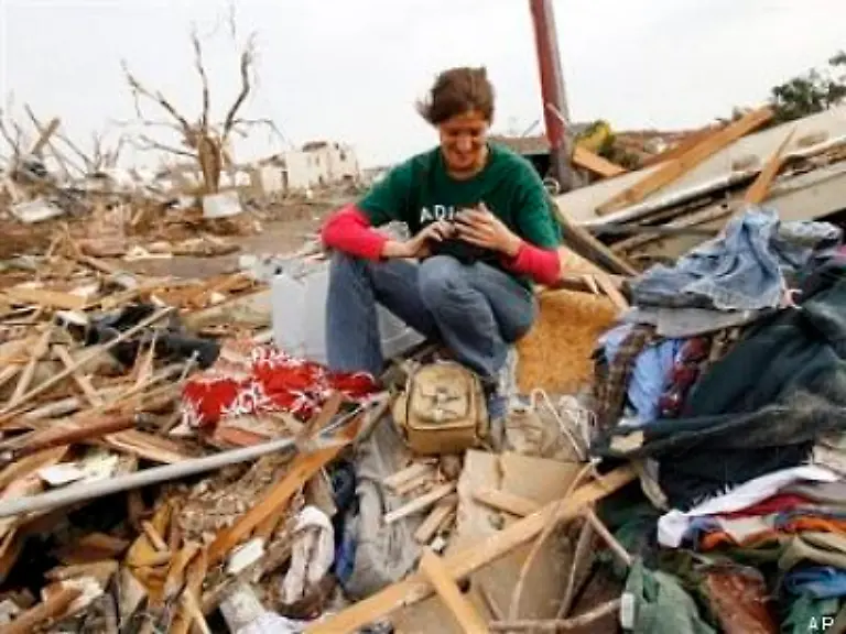 Einge-der-Einwohner-kehrten-dahin-zurueck-wo-noch-vor-einigen-Stunden-ihr-Haus-stand-suchten-in-den-Truemmern-nach-ihren-liebsten-Habseligkeiten-und