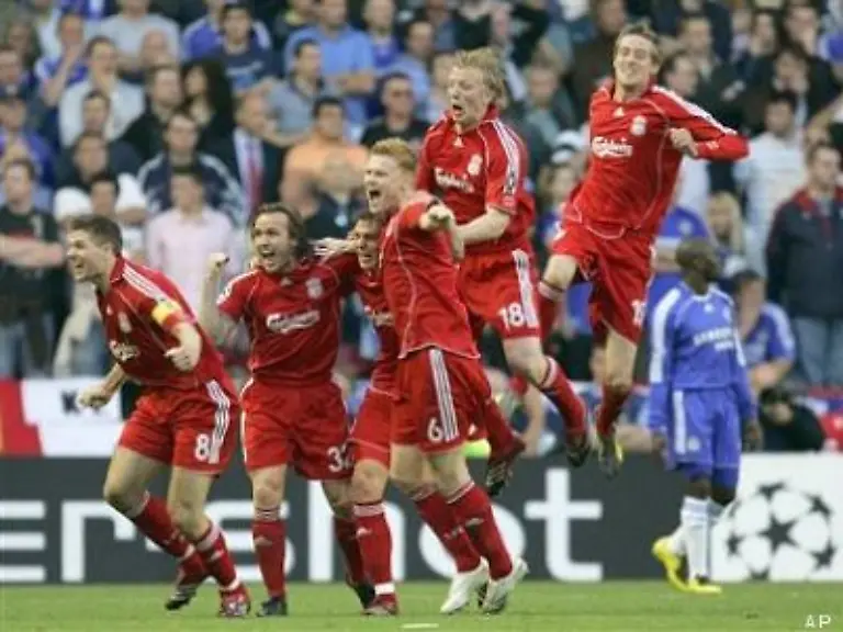 Chelsea-begann-erschreckend-schwach-und-schien-extrem-verunsichert-Das-vermittelte-sich-schnell-auch-den-Spielern-vom-FC-Liverpool-In-der-22-Minute-traf-Daniel-Agger-nach-einer-pfiffigen-Freistoss-Variante-zum-1-0-fuer-die-Reds-Mourinho-und-Torwart-Petr-Cech-waren-zum-ersten-Mal-ueberlistet