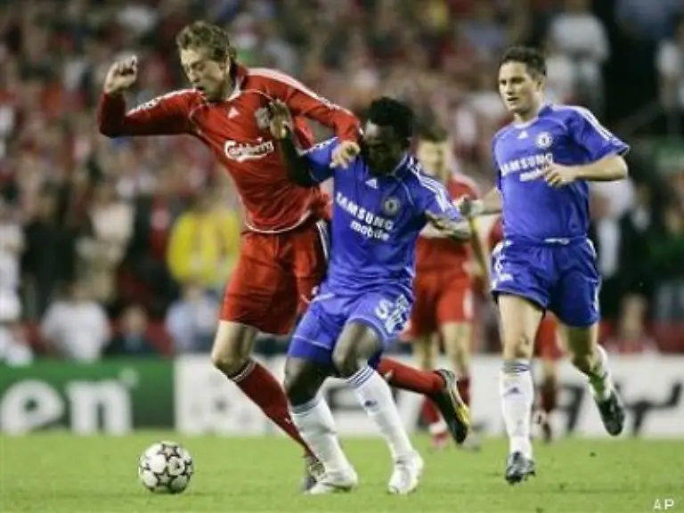 Crouch-kam-selbst-vor-dem-Tor-der-Londoner-nicht-zum-Zug-stoerte-aber-wo-er-konnte-hier-im-Zweikampf-mit-Michael-Essien