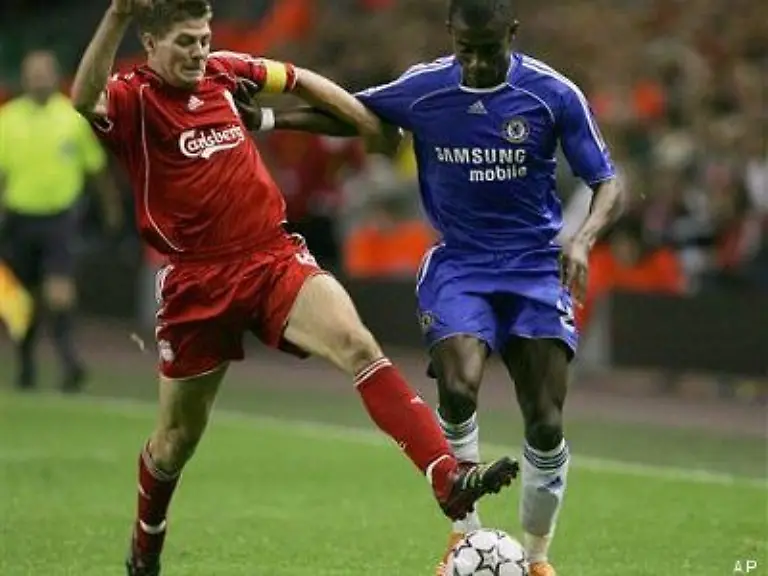 Liverpool-spielte-in-der-Defensive-fast-fehlerfrei-Steven-Gerrard-im-Zweikampf-mit-Salomon-Kalou-r-Die-Leistung-in-der-Abwehr-war-so-stark-dass-sogar-ein-Innenverteidiger-die-Fuehrung-besorgte