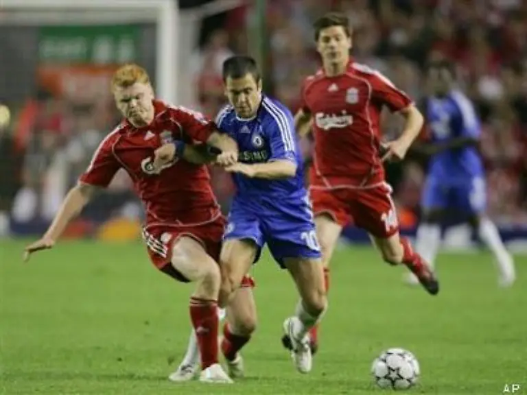 John-Arne-Riise-l-gegen-Joe-Cole