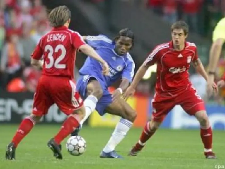 Didier-Drogba-Mitte-gegen-Boudewijn-Zenden-l-Afrikas-Fussballer-des-Jahres-wurde-nur-selten-vor-dem-Tor-von-Keeper-Reina-angespielt-doch-stets-hatte-die-Abwehr-der-Reds-die-Situation-im-Griff