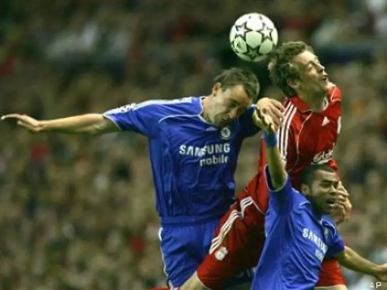 Crouch-im-Kopfballduell-mit-Ashley-Cole-und-John-Terry-l-In-den-ersten-90-Minuten-versaeumten-die-Gastgeber-den-zweiten-Treffer-zu-erzielen-Die-Chancen-waren-da