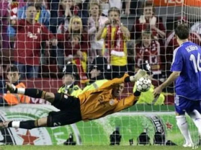 Arjen-Robben-scheiterte-mit-dem-ersten-Strafstoss-an-Jose-Reina
