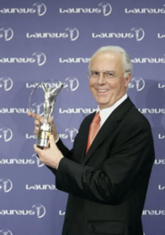 Und-nun-zu-den-wichtigen-Preistraegern-aus-deutscher-Sicht-Fuer-sein-Lebenswerk-wurde-Franz-Beckenbauer-ein-Laureus-ueberreicht