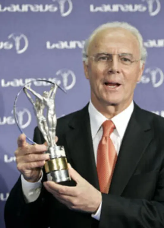 Koenig-Cruyff-hatte-bei-der-Preisuebergabe-dann-auch-gleich-ein-besonderes-Lob-fuer-den-Kaiser-parat-Beckenbauer-war-zu-seiner-Zeit-einer-der-besten-Fussballer-in-Deutschland-Der-nahm-es-mit-Humor-und-den-Laureus-mit-nach-Hause