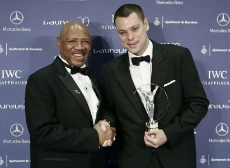 Der-Sport-for-Good-Award-wurde-in-diesem-Jahr-dem-Briten-Luke-Dowdney-rechts-verliehen-fuer-sein-Fight-for-Peace-Projekt-in-Rio-de-Janeiro