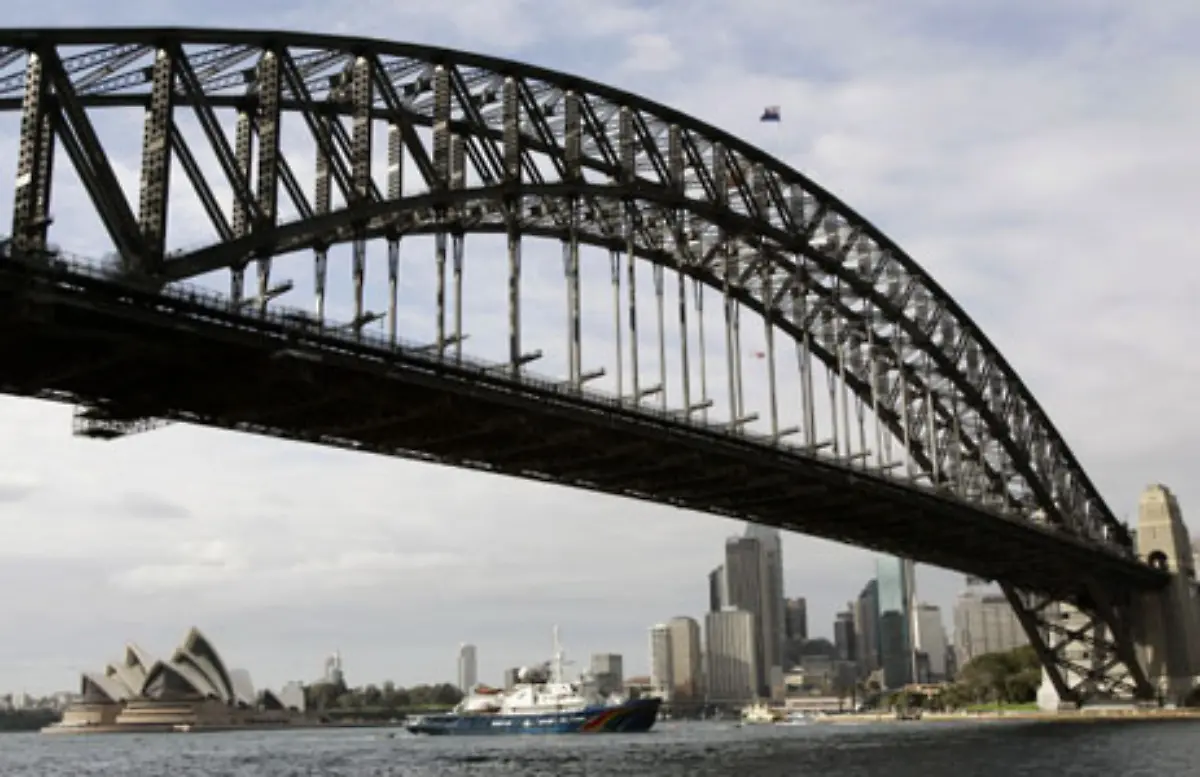 Mit-einer-Spannweite-von-509-Metern-ist-sie-die-laengste-Bogenbruecke-der-Welt