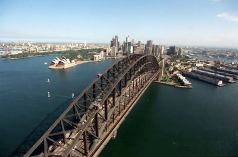 In-der-Mitte-ist-die-Harbour-Bridge-134-Meter-hoch-An-heissen-Tagen-koennen-es-bis-zu-18-Zentimeter-mehr-sein